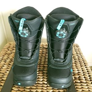 BRAND NEW Women's Choe 7.5 US Snowboarding Boots in Black
